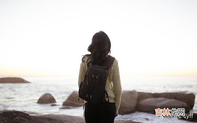 亦舒在《圆舞》里写：“真正有气质的淑女 真正聪明的女人，大都在过“低配生活”了