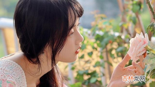 女人心里有了喜欢的人 一个女人偷偷喜欢你，往往会有这三个“征兆”，别不明白