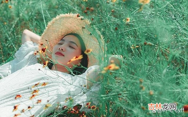 女人心里有了喜欢的人 一个女人偷偷喜欢你，往往会有这三个“征兆”，别不明白