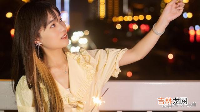 在感情里 男人偏爱一个女人，往往会有这三个“肢体语言”，伪装不了