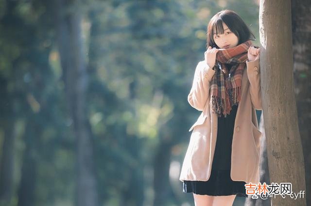 女人都喜欢憧憬爱情 女人期待你来撩拨，一般会给你这三个“肢体”暗示