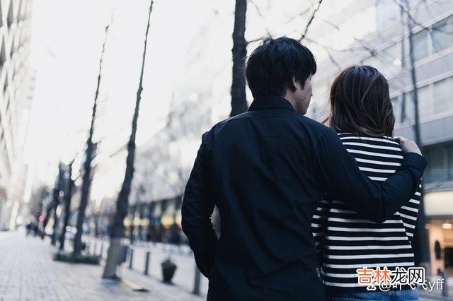 女人都喜欢憧憬爱情 女人期待你来撩拨，一般会给你这三个“肢体”暗示