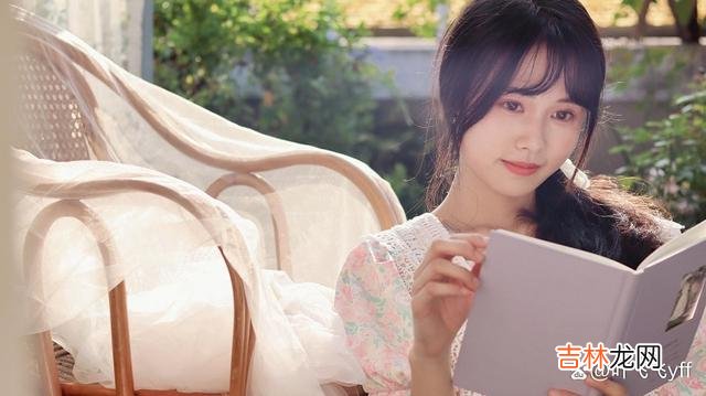 女人对待感情 一个女人有意让你追她，大都会给你这三个暗示，别不懂