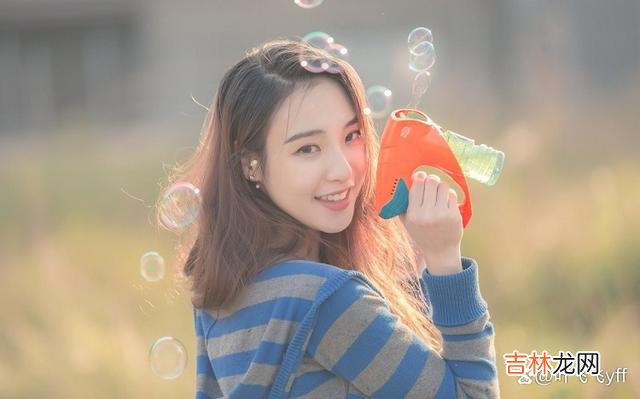 安意如在《人生若只如初见》中写：“言语是在对的地方遇见对的人 男人遇到女人问你这三个敏感问题，千万别迟疑，她在等待你来追求