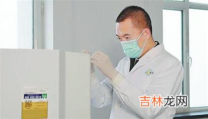 本文转自：乌鲁木齐晚报乌鲁木齐海关保健中心医学检验部部长田锋正在实验室做血液检测。|田锋：尽心尽孝照看患病母亲17载