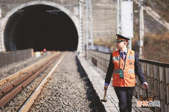 本文转自：吕梁日报毛忠辉在去刷道岔油的路上（1月11日摄）。|一人小站的春运坚守