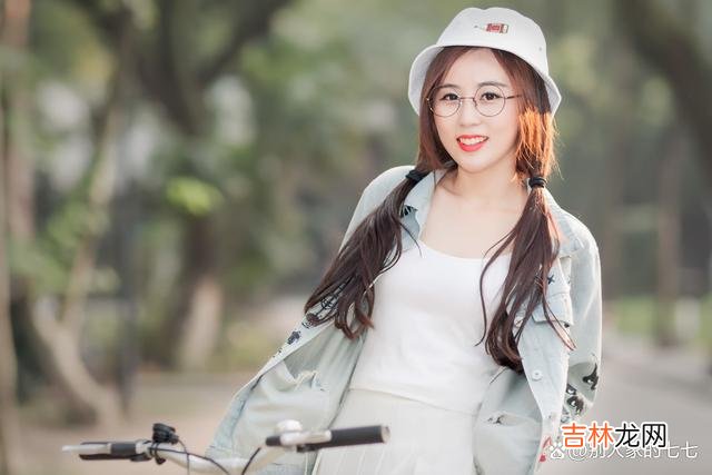 1/张小娴在《三月里的幸福饼》写道：我们放下尊严 不管你多么爱一个人，一旦两个人分开了，你们就不应该再联系彼此