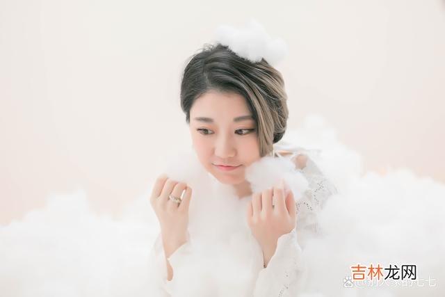 1/张小娴曾经写过这么一段话：好好爱他 有一种女人，年龄再大，也有桃花运