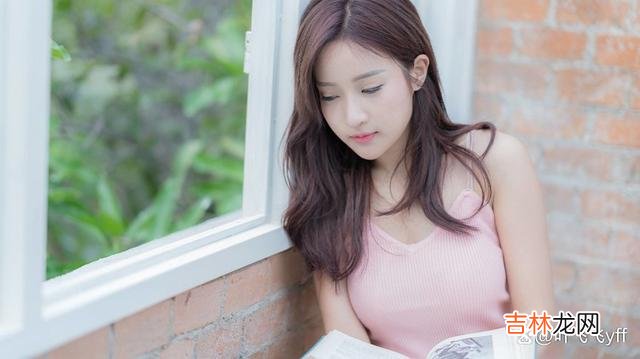 卡克斯顿说：“有钱 和女人确定恋爱关系的基础：主动给她三样东西