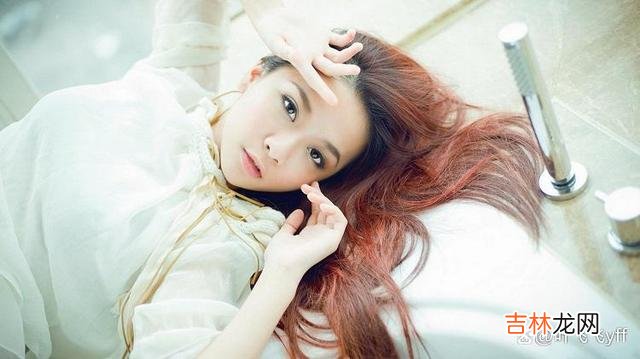 一个女人渴望和你产生“亲密感情”的信号，无非是以下三个