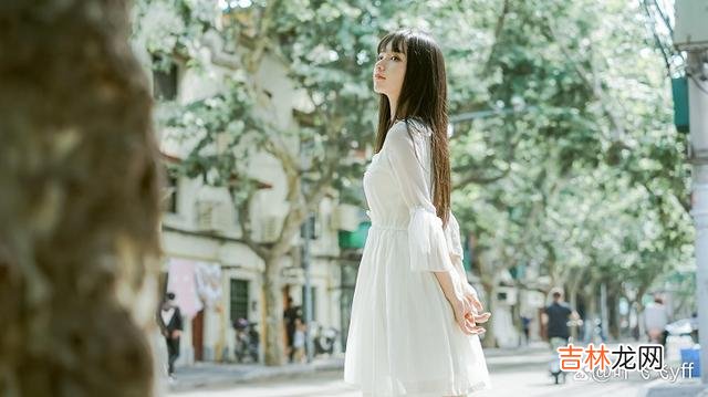 一个女人渴望和你产生“亲密感情”的信号,无非是以下三个