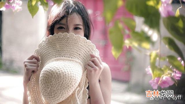 一个女人渴望和你产生“亲密感情”的信号,无非是以下三个