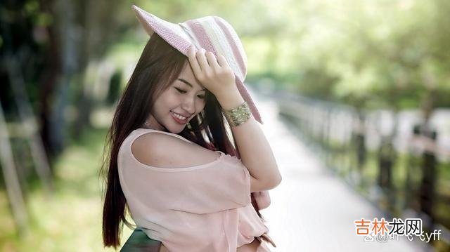 《静静的顿河》里写：“女人晚熟的爱情 中年女人动情后，不会直接说爱你，而是默默为你做这三件事