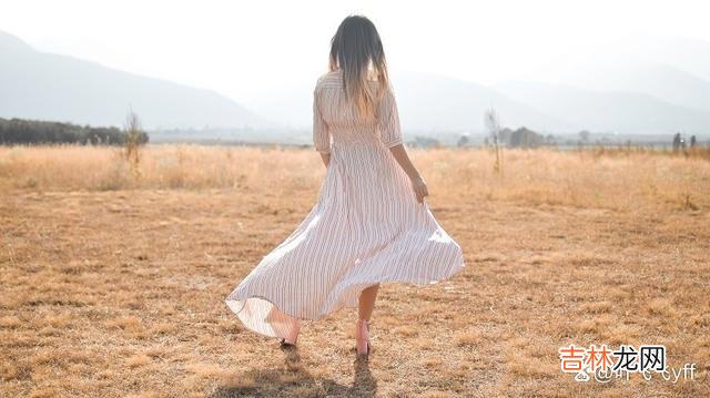 对女人来说 女人想跟你走入爱情,大都会给你一些“暗示”,一般是以下三个