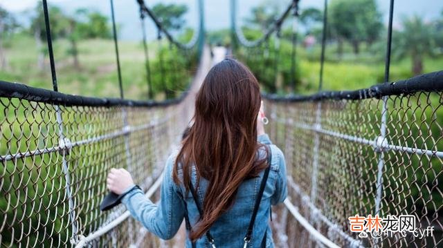 对女人来说 女人想跟你走入爱情，大都会给你一些“暗示”，一般是以下三个