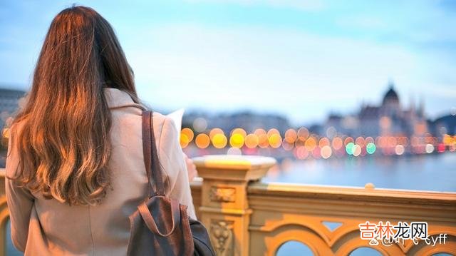 对女人来说 女人想跟你走入爱情,大都会给你一些“暗示”,一般是以下三个