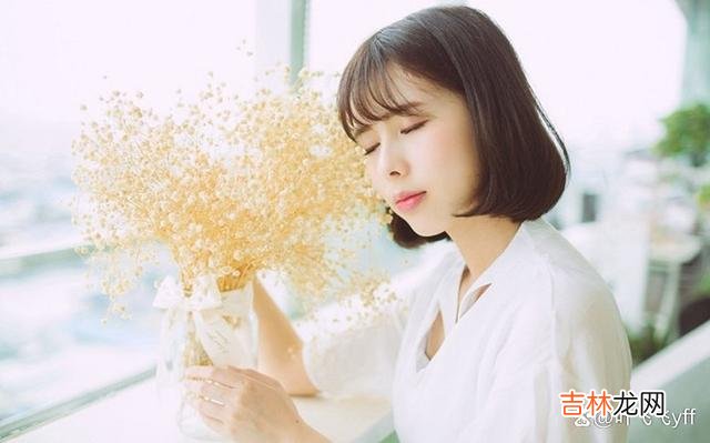 苏格拉底说:“女人的纯正饰物是美德 女人吸引男人,靠的不是漂亮,多半是这三点