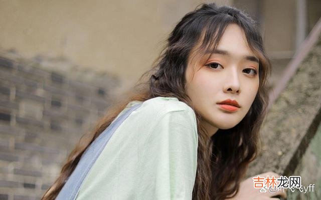 苏格拉底说:“女人的纯正饰物是美德 女人吸引男人,靠的不是漂亮,多半是这三点