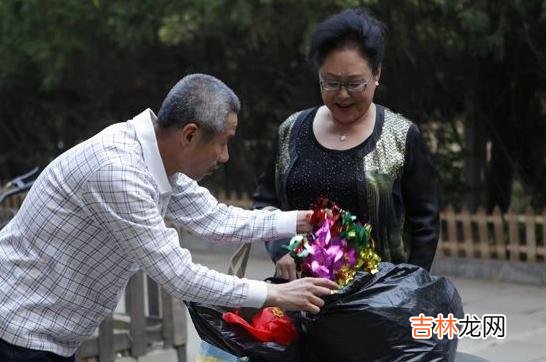 1有一副对联说:“风声雨声读书声声声入耳 退休之后,学会闭口,最好别跟外人谈以下三件“家事”