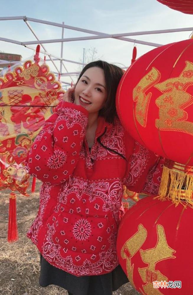 程莉莎跟老公郭晓东回农村老家过年，穿着厚棉袄赶集，好接地气