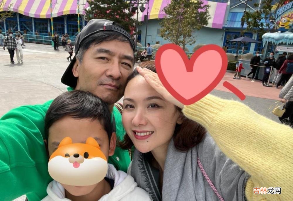 程莉莎跟老公郭晓东回农村老家过年，穿着厚棉袄赶集，好接地气