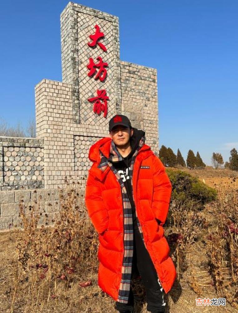 程莉莎跟老公郭晓东回农村老家过年，穿着厚棉袄赶集，好接地气