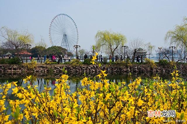 轻轻执笔 爱不因距离而远，情不因时光而变，我在红尘之内，千山之外