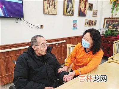 本文转自：太原晚报护理员武连香和曹成让老人在一起。|坚守岗位陪老人过年