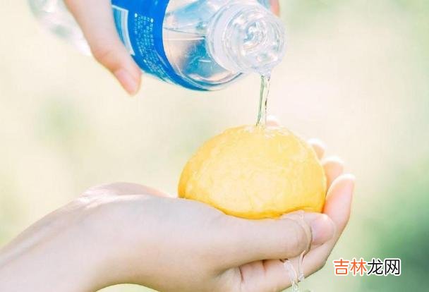 《重庆森林》里有一句话令我印象深刻：“今天他喜欢凤梨 如果一个男人有以下四种行为，说明他有了目标人物