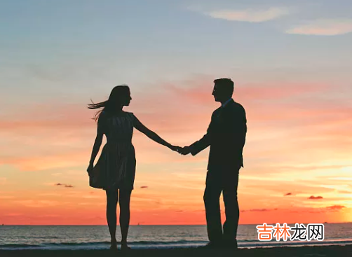 很喜欢微博上的一句文案：“世间有许多不如意的婚姻 想和一个人过一辈子，就要靠两个字——“包容”