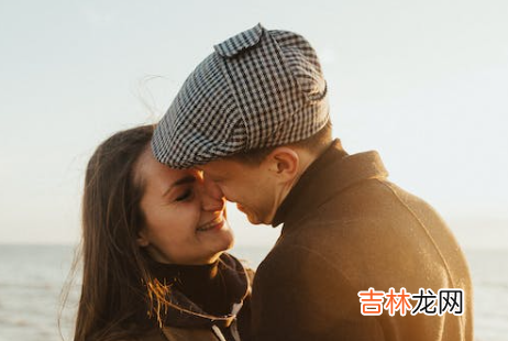 很喜欢微博上的一句文案：“世间有许多不如意的婚姻 想和一个人过一辈子，就要靠两个字——“包容”