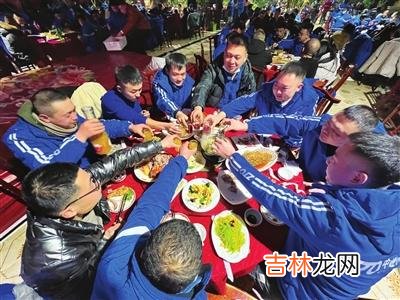 本文转自：太原晚报异乡过年 “家宴”一样香留岗快递小哥的“年夜饭”山西中通的留岗快递小哥...|留岗快递小哥的“年夜饭”