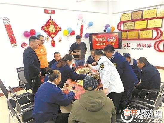 本文转自：泉州网坚守岗位的公交司机同享年夜饭泉州网1月22日讯 （记者苏凯芳 通讯员谢洛...|特色“年夜饭” 致敬守城人
