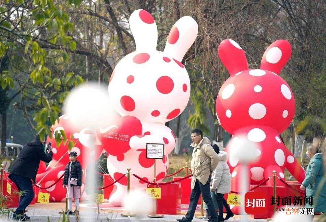 本文转自：封面新闻有钱没钱回家过年没有了车水马龙的喧闹午后的阳光召唤着团年后的人们在成都...|图说成都｜过年的人