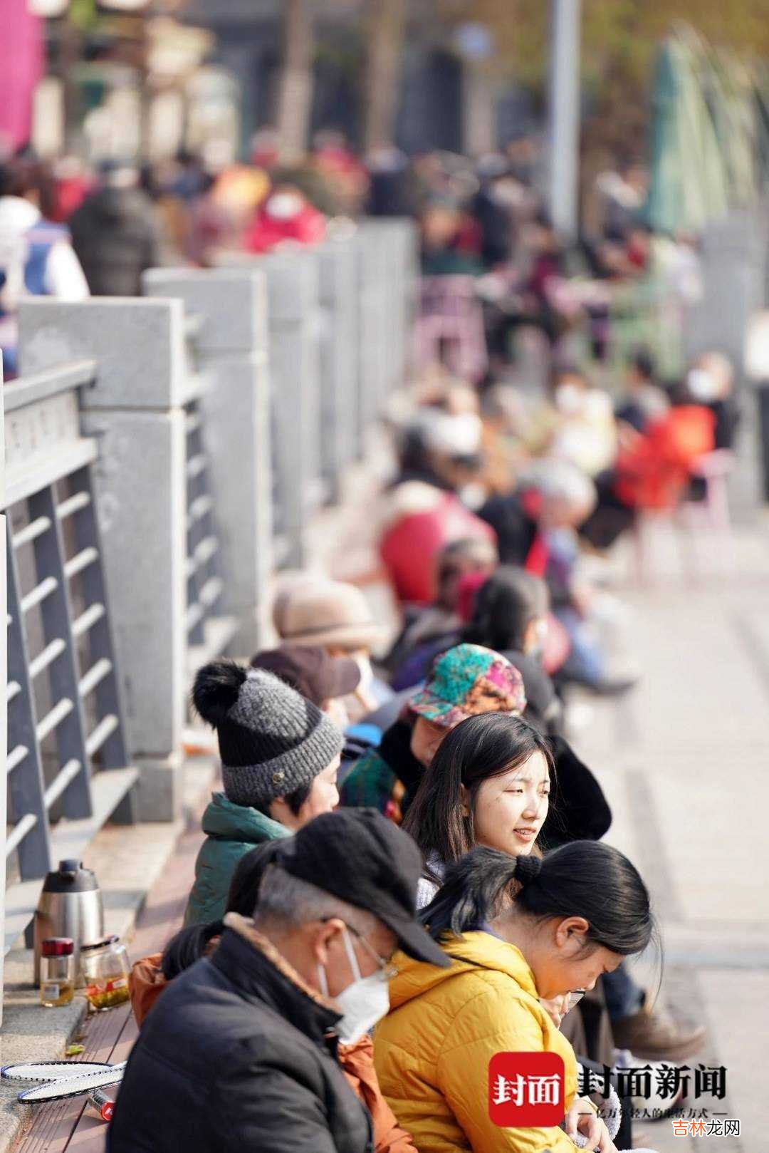 本文转自：封面新闻有钱没钱回家过年没有了车水马龙的喧闹午后的阳光召唤着团年后的人们在成都...|图说成都｜过年的人