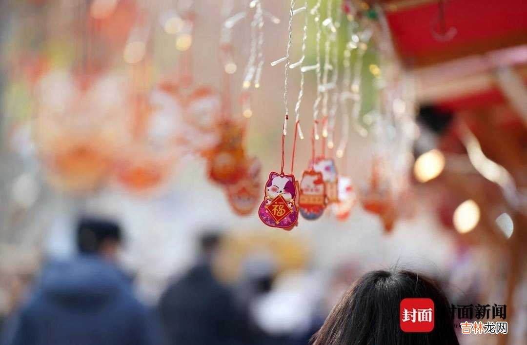 本文转自：封面新闻有钱没钱回家过年没有了车水马龙的喧闹午后的阳光召唤着团年后的人们在成都...|图说成都｜过年的人