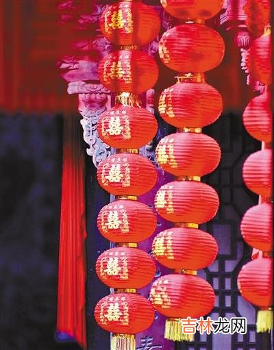 本文转自：内蒙古日报喜气盈门 □董国宾大红灯笼挂起来迎佳节过大年年是365个期盼是中国人...|大红灯笼挂在 年的大树上