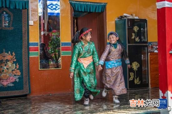 一位翻身农奴的四世同堂幸福年