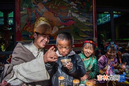 一位翻身农奴的四世同堂幸福年