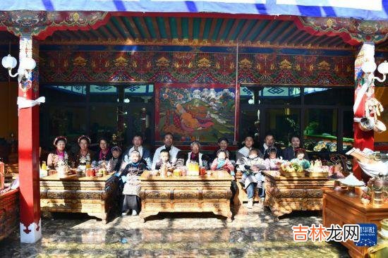 一位翻身农奴的四世同堂幸福年