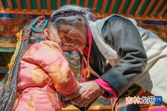 一位翻身农奴的四世同堂幸福年