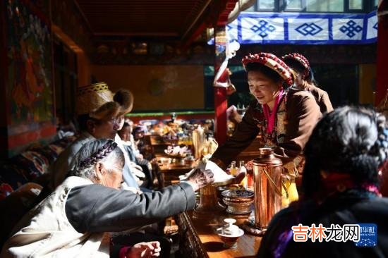 一位翻身农奴的四世同堂幸福年