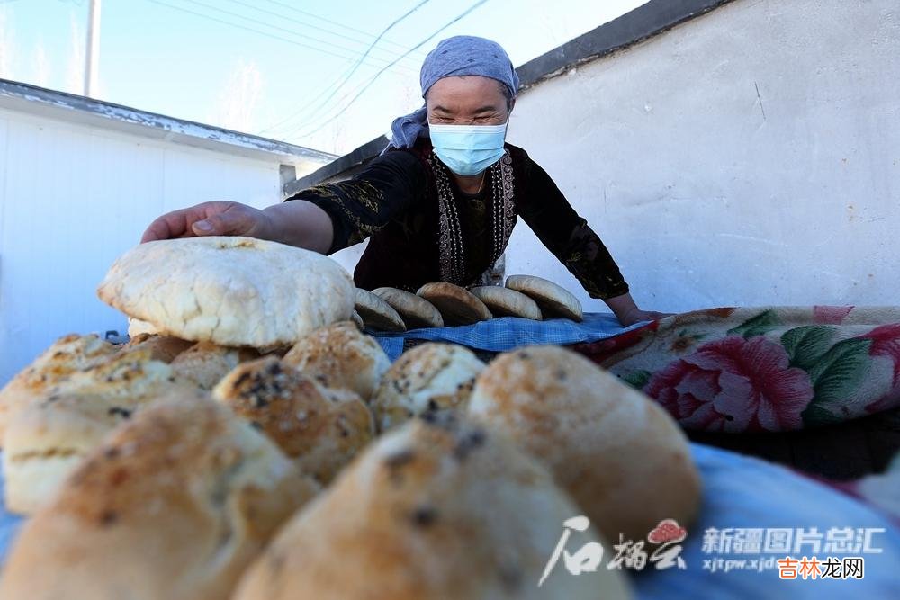 本文转自：天山网“阿依宝塔 图片故事丨红红火火过大年