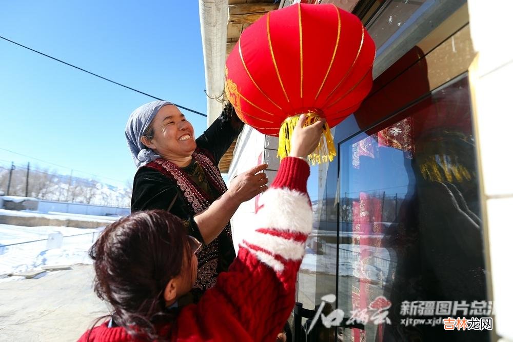 本文转自：天山网“阿依宝塔 图片故事丨红红火火过大年