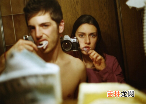 曾经看过一个话题：感情的头号“杀手”是什么？有人说 那些能够相伴到老，能对爱情专一的人，都有一个共性
