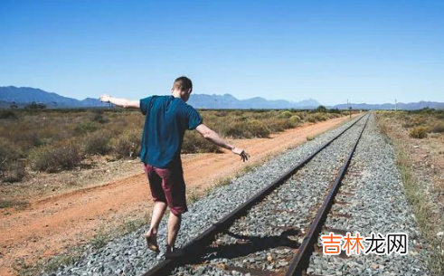 常言道：“知人知面不知心。|对方内心瞧不起你，才会有的下意识反应
