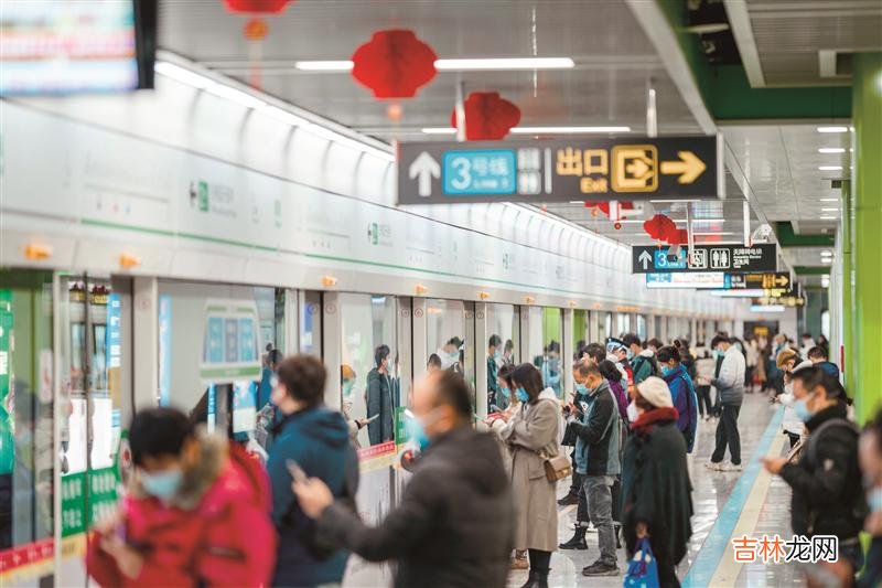 本文转自：无锡日报迅速调整节后客流组织方案地铁“三心”服务助力返岗复工本报讯 昨天起 地铁“三心”服务助力返岗复工