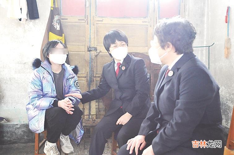 本文转自：河北法制报图为检察官在向小晨了解近况。|案结事了情不了
