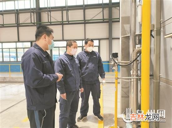 本文转自：泉州晚报董俞成（左一）和同事巡检设施本报讯 （记者郭芳蓉 文/图）“在永春和家...|“泉州女婿”的温馨春节