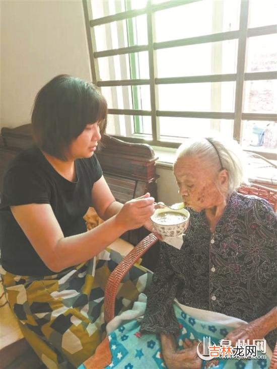 本文转自：泉州晚报婆婆还在世时 悉心照顾瘫痪婆婆 孝顺好儿媳人人夸